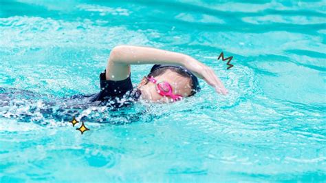 Anak-anak berenang untuk meningkatkan kesehatan